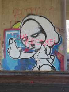 829532 Afbeelding van graffiti met een figuur met een opgestoken middelvinger, op een pijler onder het viaduct van de ...